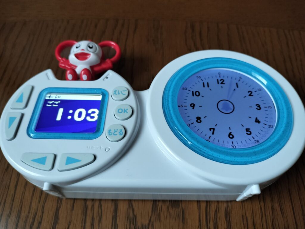 チャレンジタッチ小学1年生準備の学習用時計教材（電源ON）