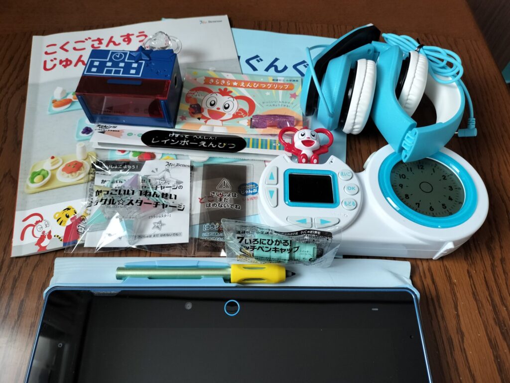チャレンジタッチ小学1年生準備教材の中身一式（タブレット・ワーク・付属品）