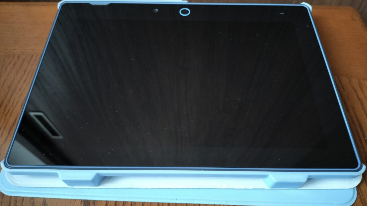 じゃんぷタッチのタブレット本体を家庭のテーブルで撮影した実物写真