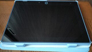 じゃんぷタッチのタブレット本体を家庭のテーブルで撮影した実物写真