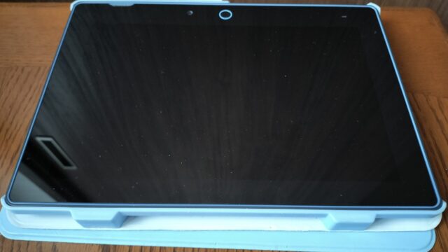 じゃんぷタッチのタブレット本体を家庭のテーブルで撮影した実物写真