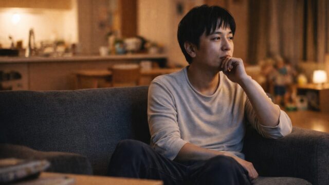 夕方のリビングで、幼児の食事について考えている日本人の親