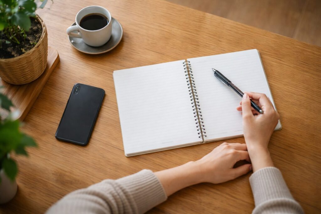 キャラクターケーキ通販の失敗を振り返っている手元の様子