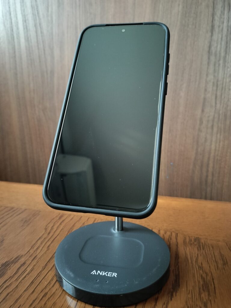 OPPO Find X9をAnker MagGo Wireless Chargerに装着した状態