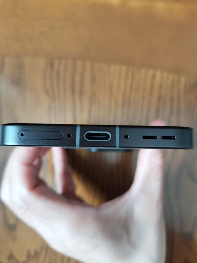 OPPO Find X9の底面端子とスピーカー