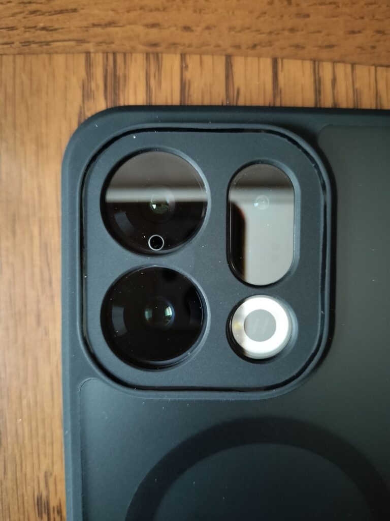 OPPO Find X9にTIFIYAケースを装着したカメラ周りのアップ