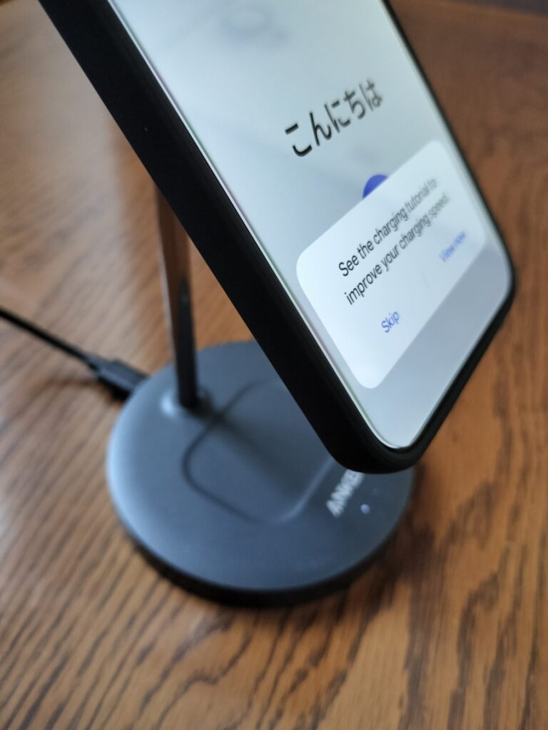 OPPO Find X9にTIFIYAケースを装着したまま無線充電している様子