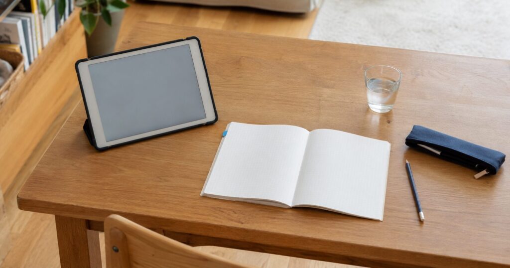 タブレットとノートで算数を復習する家庭学習のイメージ