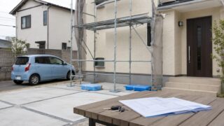 外壁塗装中に自宅の駐車場が使えず車の置き場所に悩むイメージ
