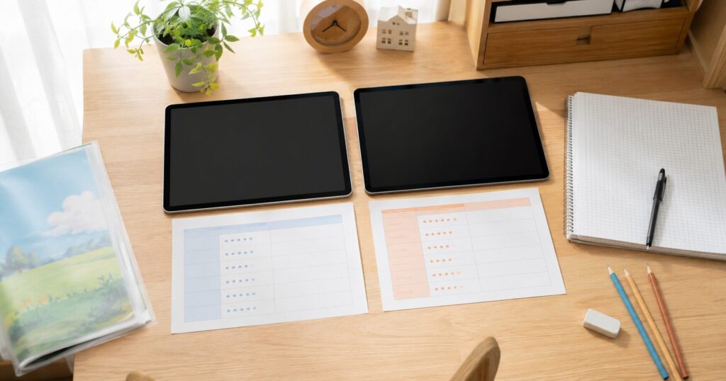 小学生向けタブレット学習教材を比較する机の上のイメージ