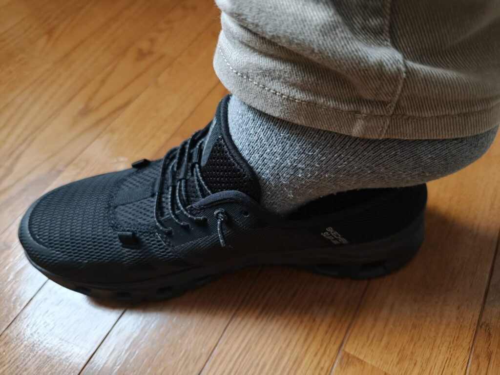グライドステップ プロに足を入れ、かかとを収める途中の様子